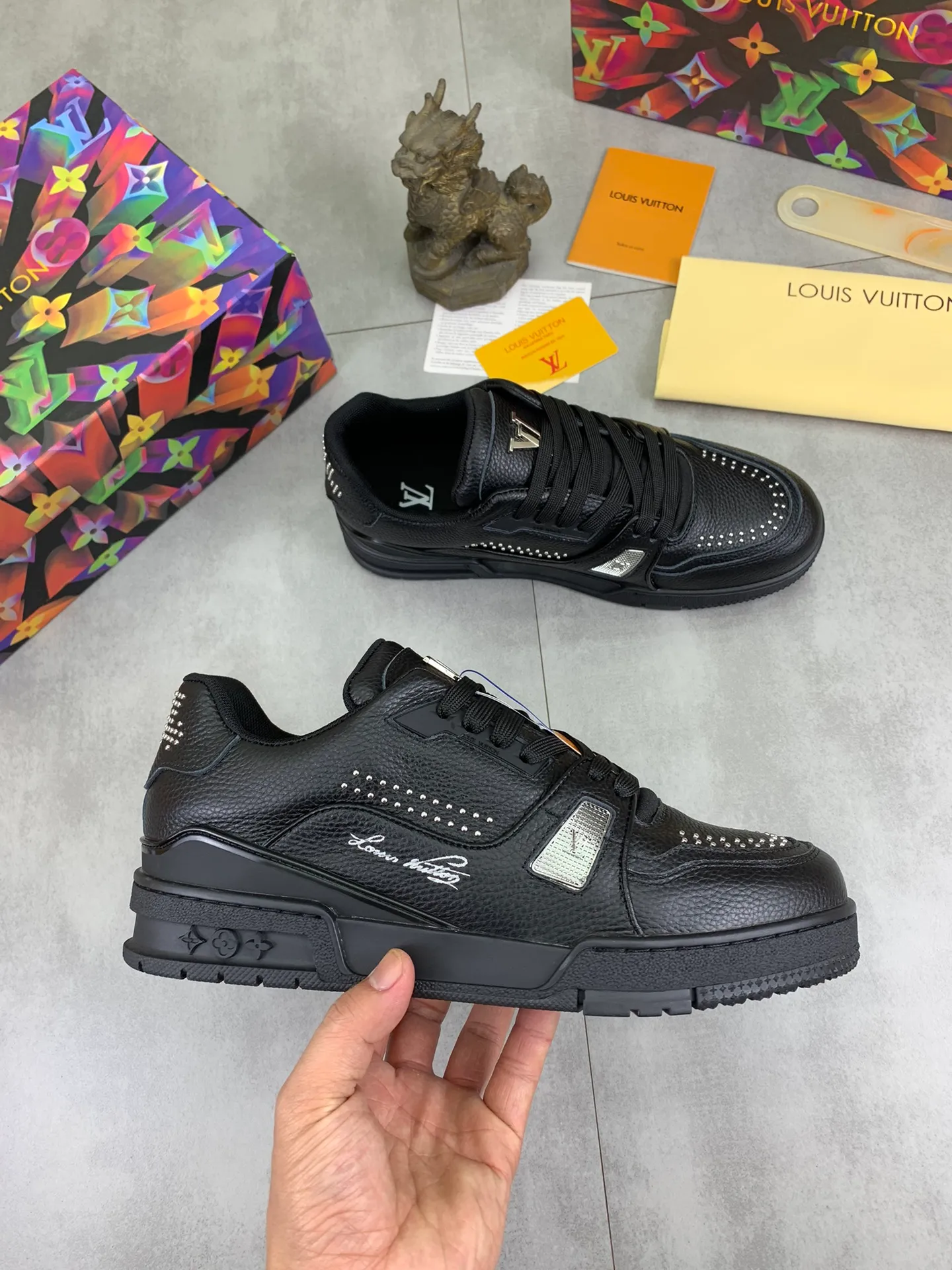 Men's shoes 💰P600 New style 💰💎💎Latest color High version 2025Louis*Vuitto* LV Traine Catwalk TRAINER outsole and fabric private model A shoe that definitely costs a lot of money and effort. This series was designed after the arrival of Vifgil. It is favored by many fans every season. Original TPU outsole Original packaging Men's size: 38-45 (46 can be customized) Color: black and white optional (available from stock, super fast delivery)
